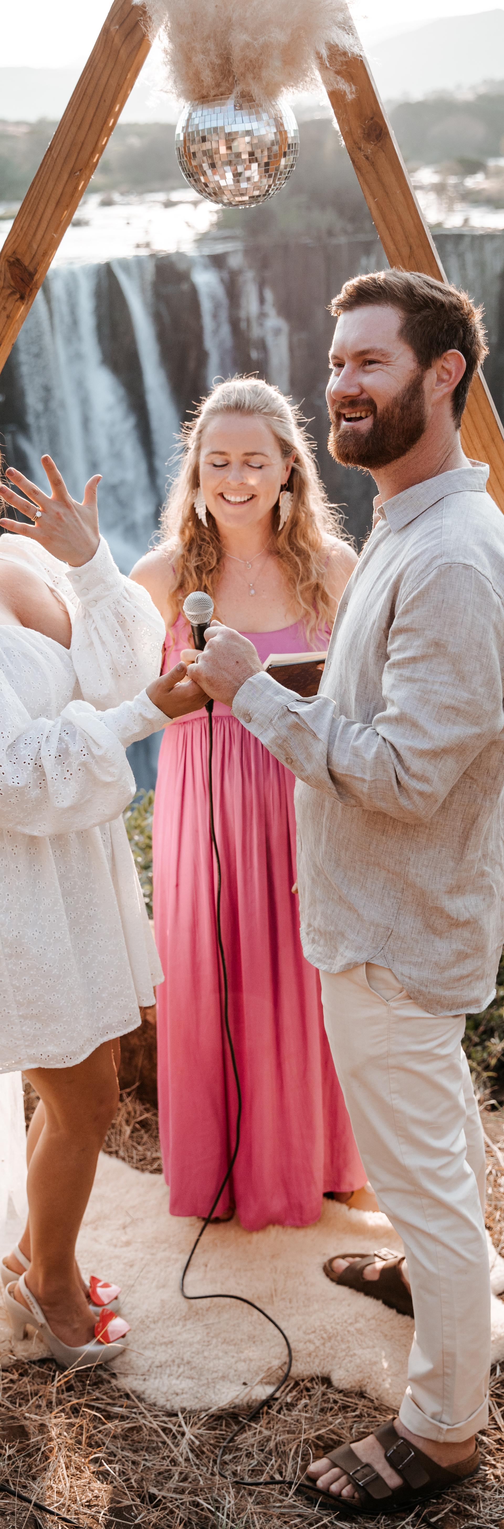 Love Bridge Marriage Officer, photo 1